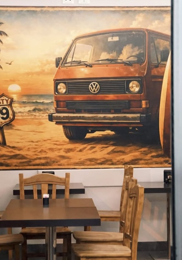 Parete con dischi in vinile e tavoli della birreria a Como