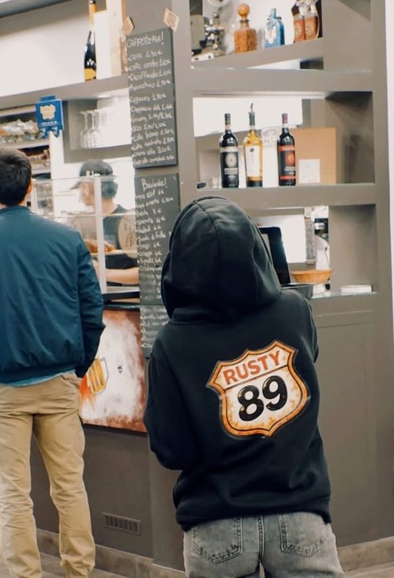 Banco del locale a Como con la lavagna del menu del giorno