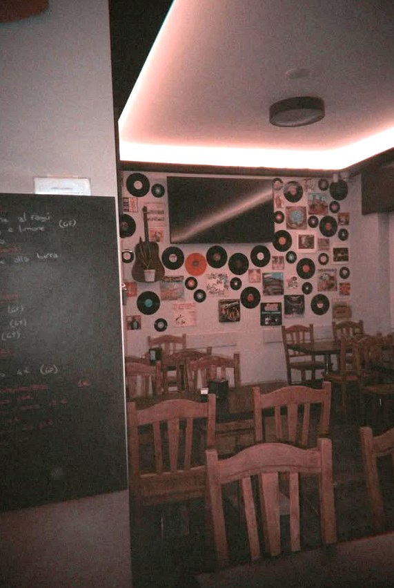 Sala serale della birreria a Como con parete di dischi in vinile